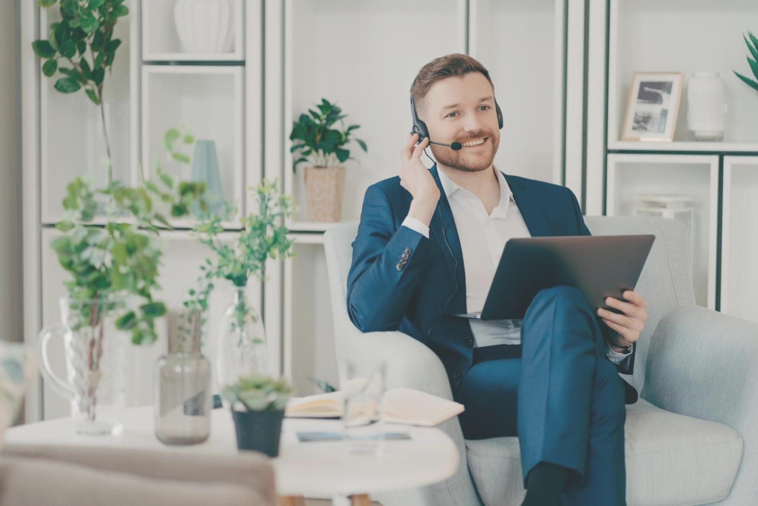 Reunión de equipo revisando análisis financiero en oficina moderna