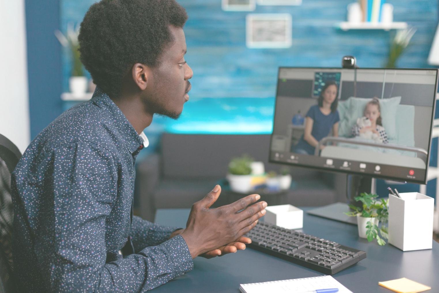 Profesionales analizando estados financieros